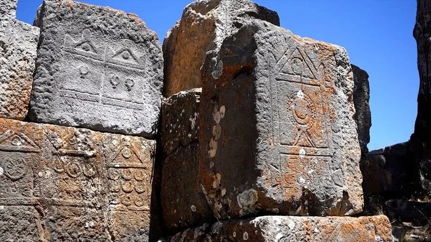 Gemen Dağı'nın zirvesindeki Men Tapınağı antik inançların izlerini taşıyor
