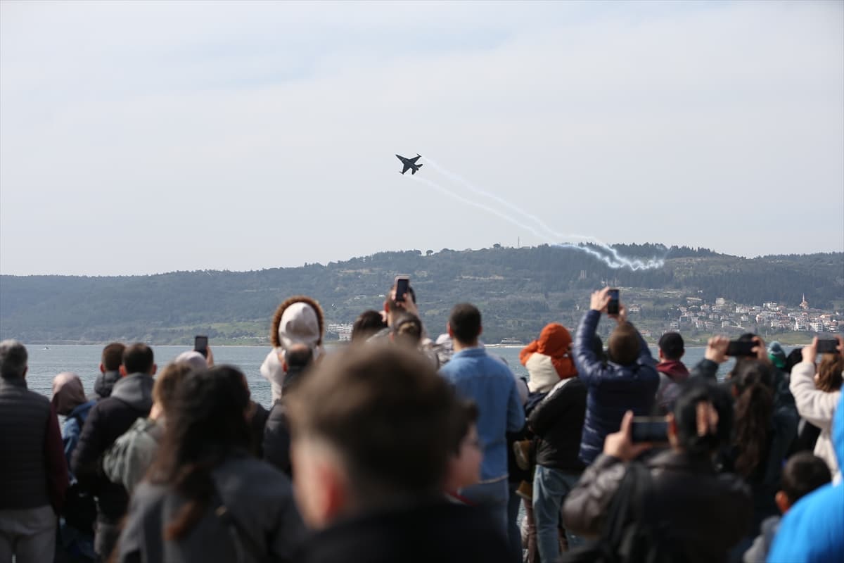 Çanakkale semalarında gurur tablosu: SOLOTÜRK gösteri uçuşu yaptı
