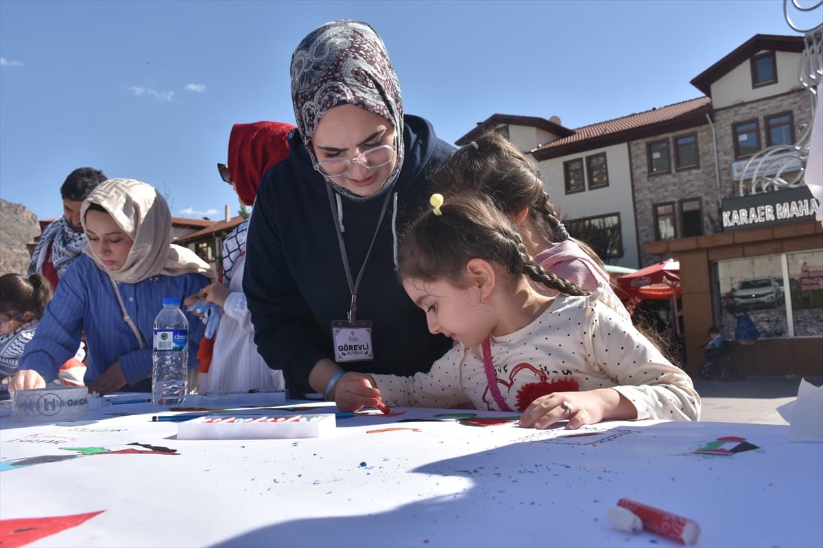 Gümüşhane'den Gazze'ye destek: "Filistinli çocuklar için çiz" etkinliği düzenlendi