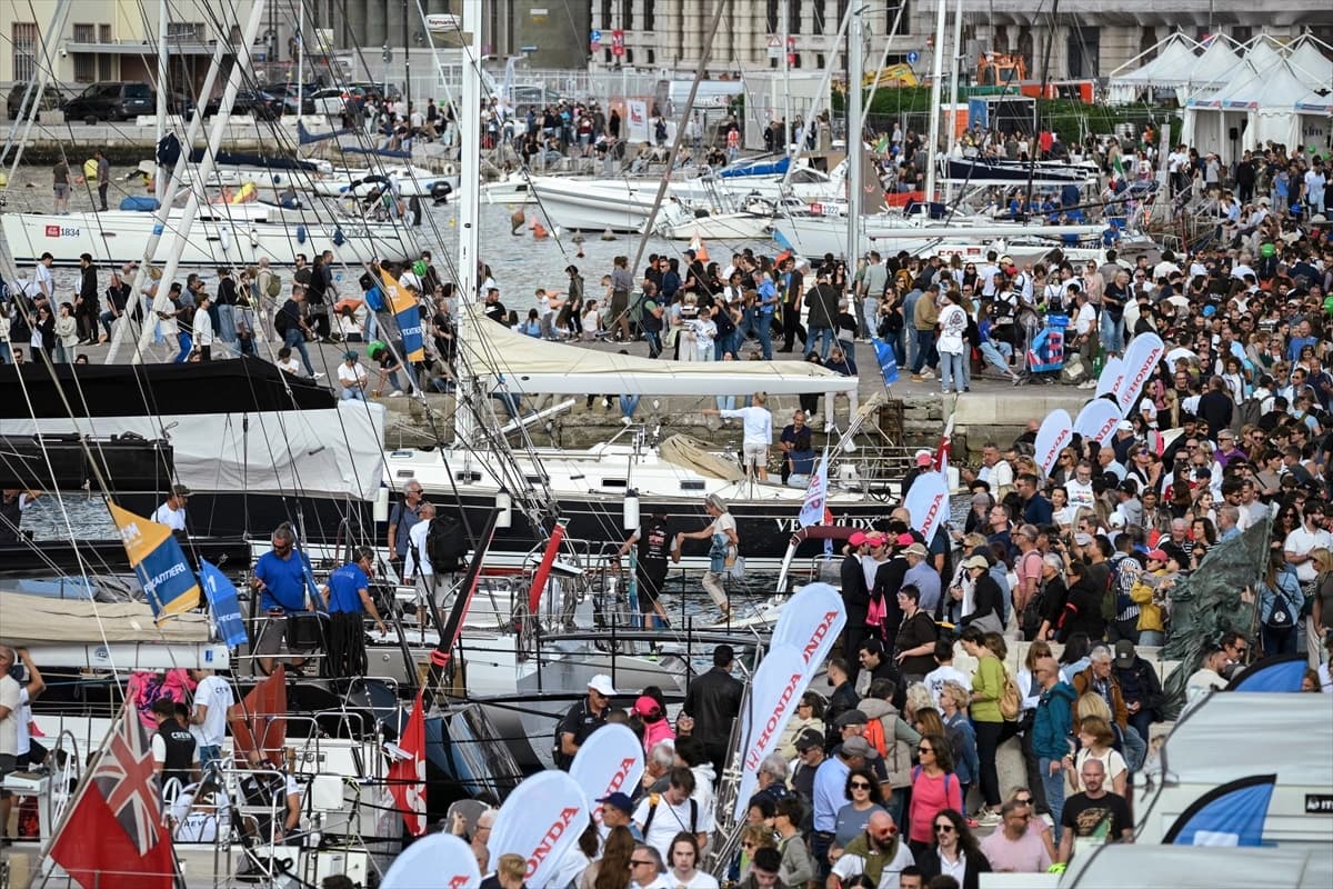Bini aşkın yelkenli Trieste Körfezinde kozlarını paylaşıyor