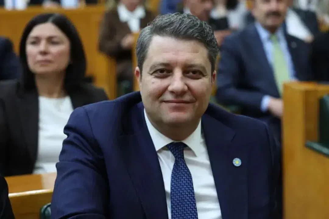 Ersin Beyaz'ın rozetini Cumhurbaşkanı Erdoğan taktı
