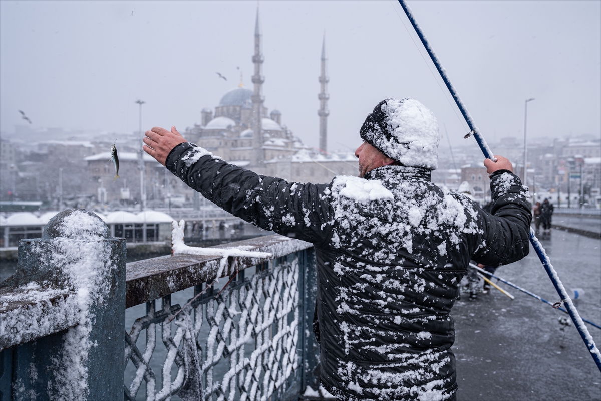 İstanbul’da kar keyfi: Kartpostallık görüntüler oluştu 