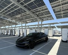 Tesla ilk güneş enerjili şarj istasyonunu açtı
