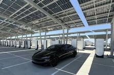Tesla ilk güneş enerjili şarj istasyonunu açtı