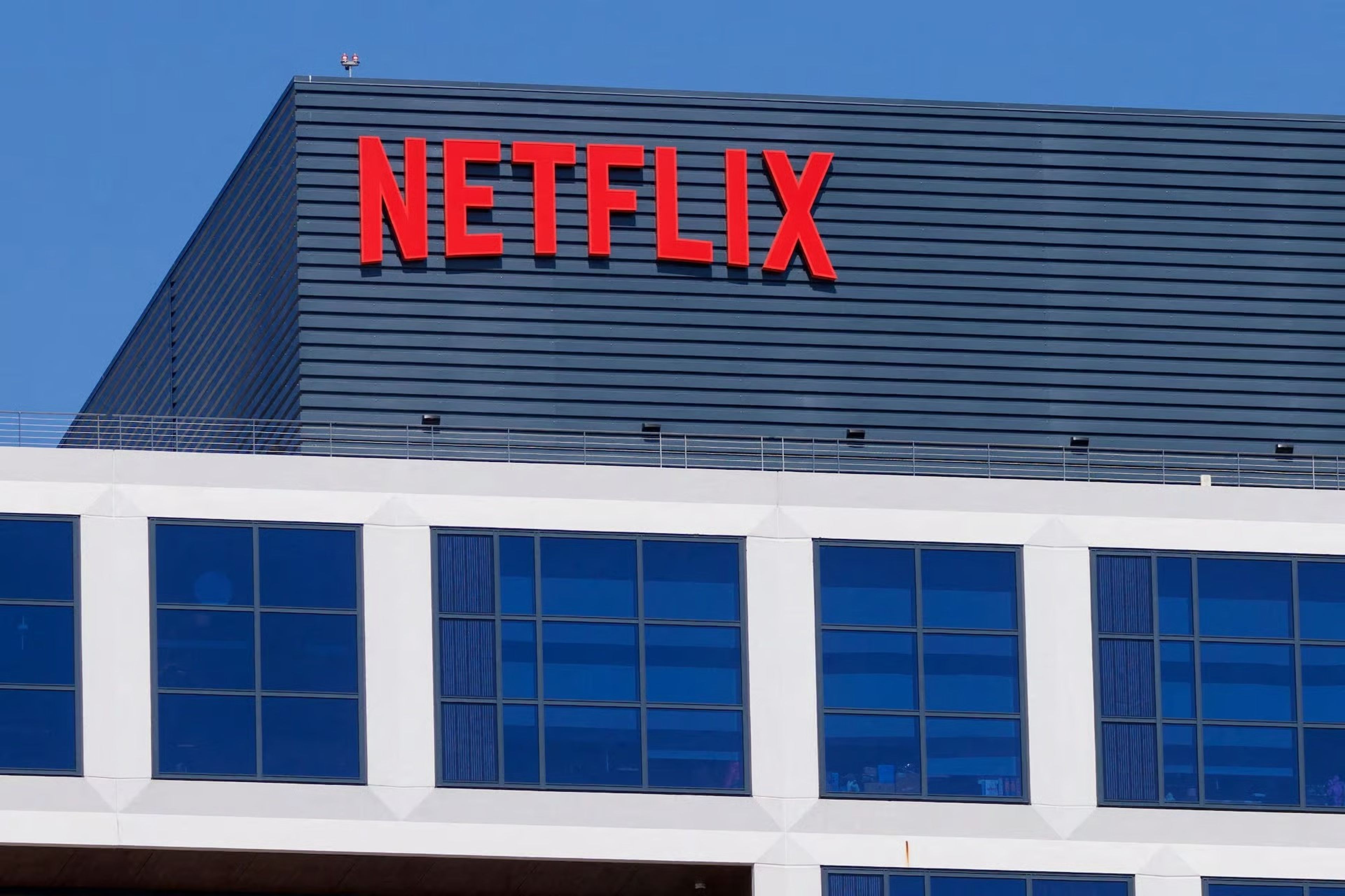 Netflix çocukları gözetlemek ve kullanıcıları bağımlı hale getirmekle suçlandı