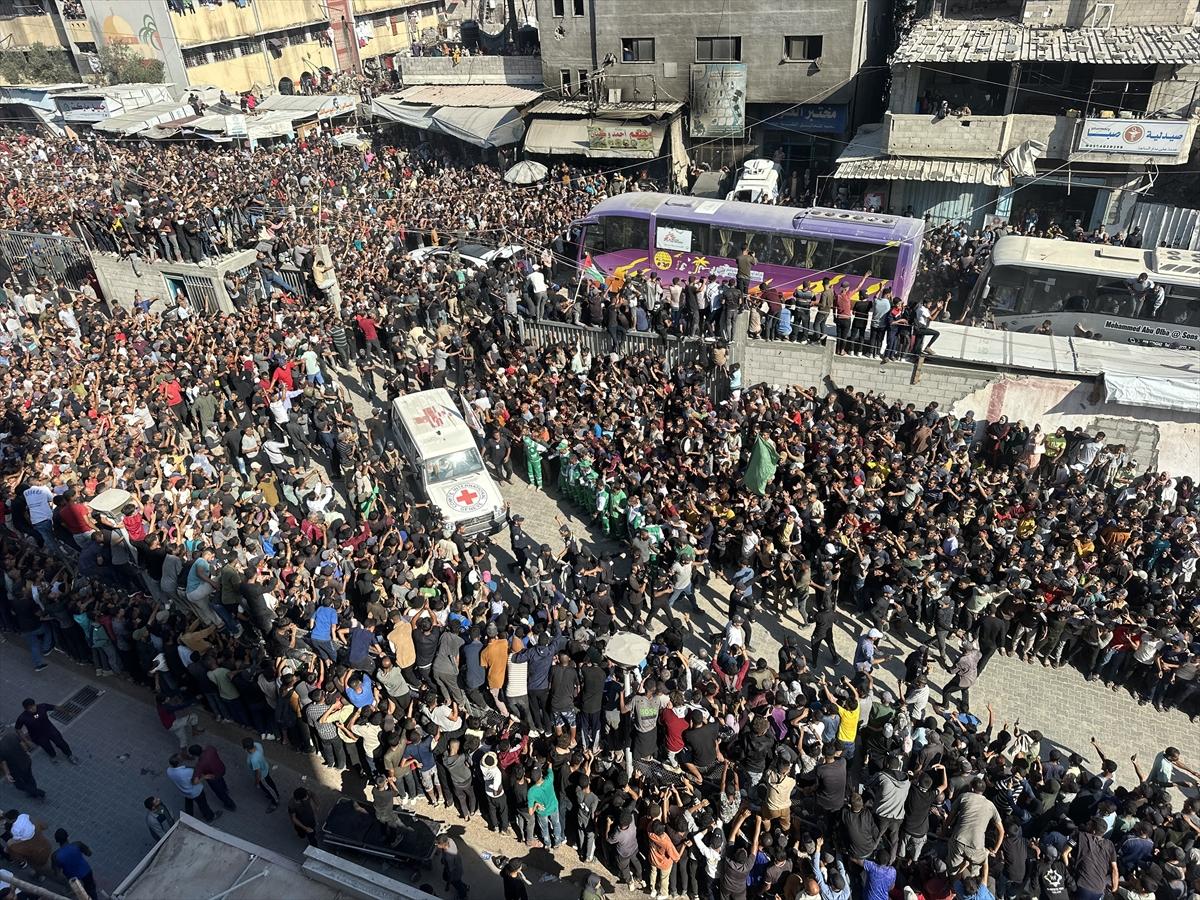 İsrail'in serbest bıraktığı Filistinli esirlerin bir kısmı Gazze'ye ulaştı