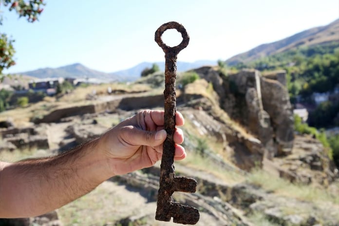 Bitlis Kalesi kazılarında 29 santimetrelik tarihi anahtar bulundu
