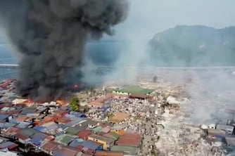 Malezya'daki yangında evler küle döndü!
