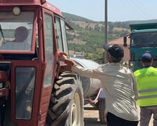 Yangınla mücadele edenlere yiyecek içecek ikramında bulunuyor
