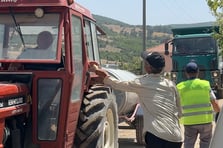 Yangınla mücadele edenlere yiyecek içecek ikramında bulunuyor