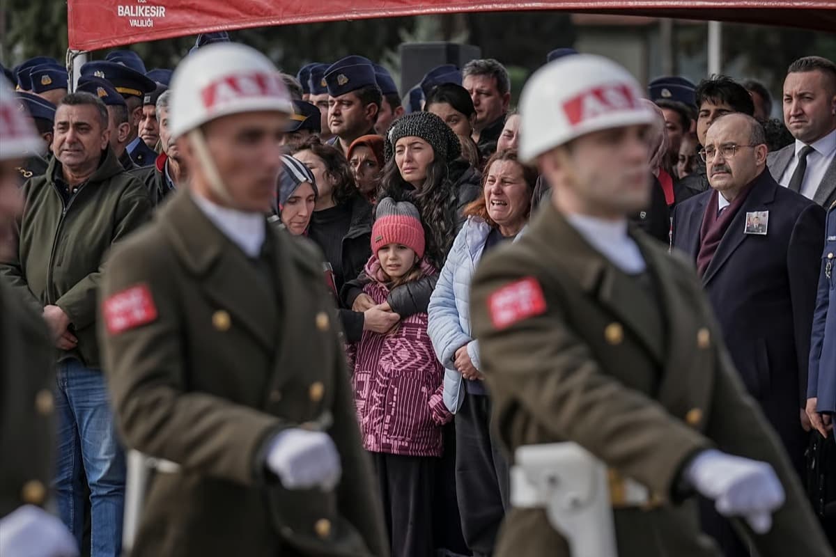 Şehit pilotumuz için askeri tören düzenlendi