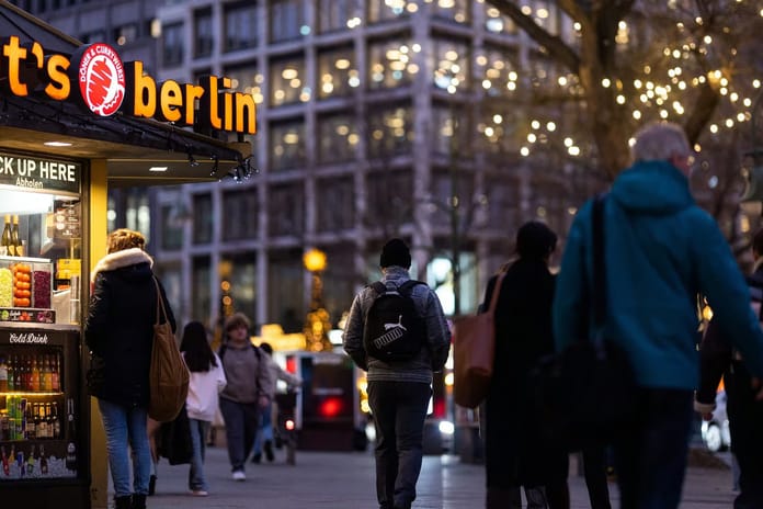 Almanya'da büyük göç dalgası kapıda: Her 5 kişiden 1'i ülkeyi terk etmek istiyor!