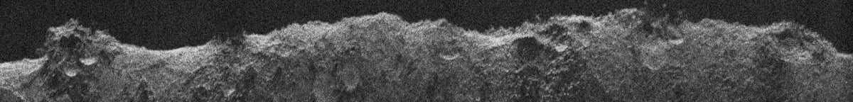 Europa Clipper'ın radar cihazı, Mars'tan sıçrayan ve bu radargramı geliştirmek için işlenen çok yüksek frekanslı radar sinyallerinin yankılarını aldı. Bir ufuk çizgisi gibi görünen şey, uzay aracının altındaki topografyanın ana hatlarıdır. 