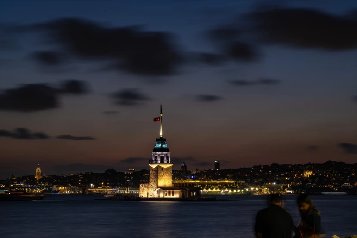İstanbul'un tarihi silüeti gün batımında objektife yansıdı