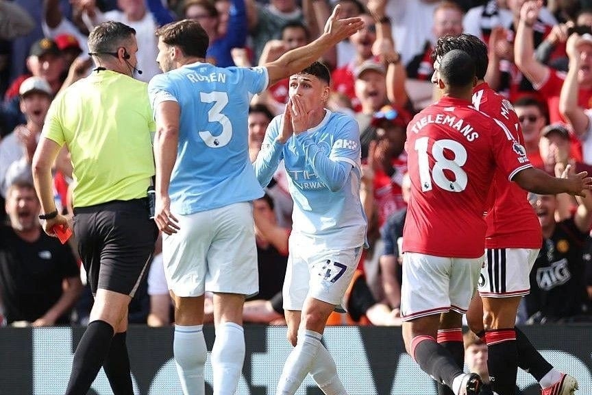 Manchester derbisinde hakem skandalı