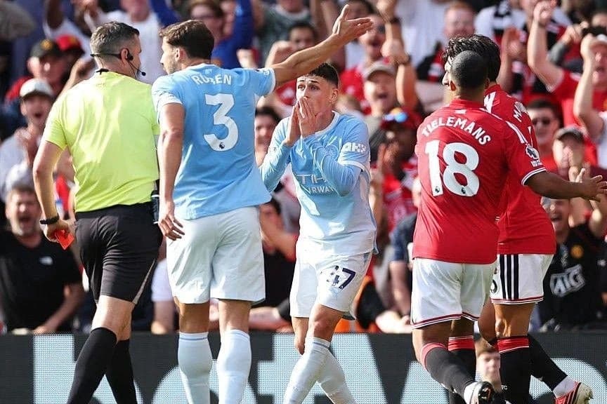 Rooney 'Kaldırın şu VAR'ı' dedi, hakemler United'dan özür diledi