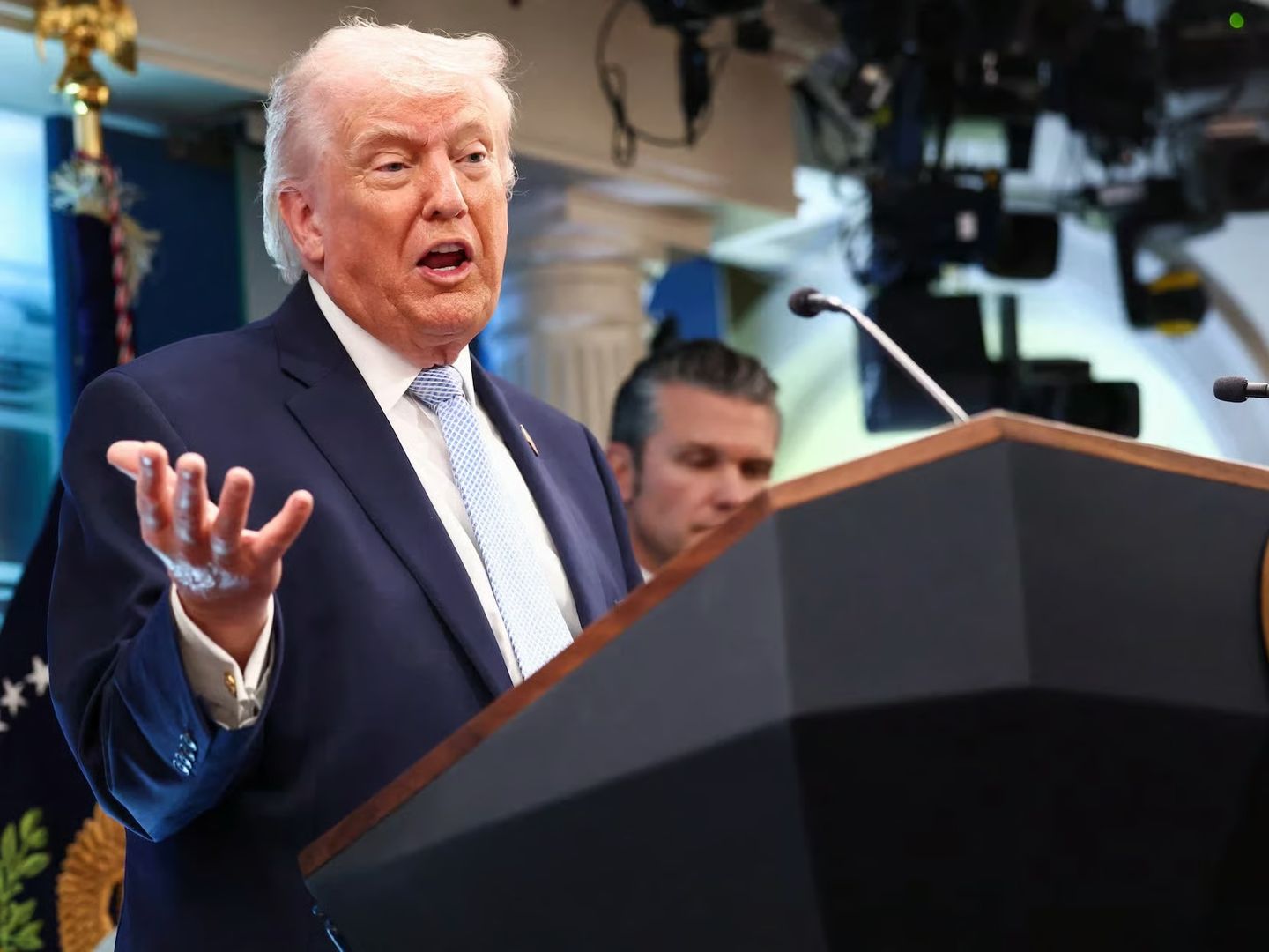 Trump iki haftalık ateşkesi kabul etti: Hürmüz Boğazı açılıyor
