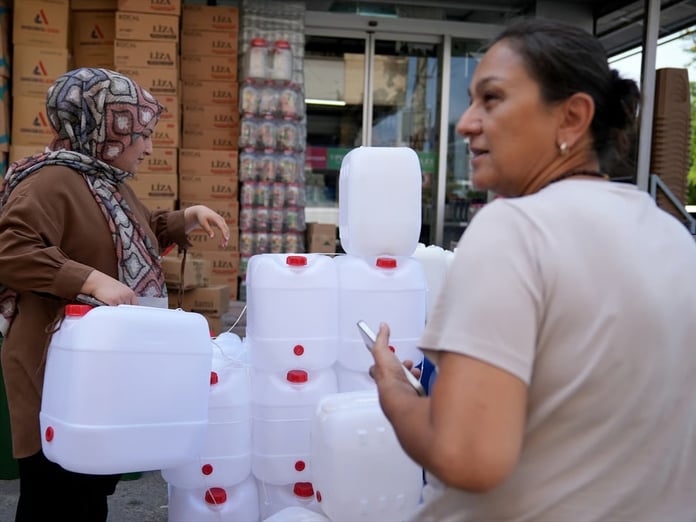 İzmir'de su kesintileri olunca insanlar bidonlara sarıldı 