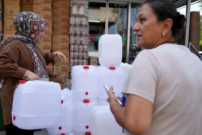 İzmir'de su kesintileri olunca insanlar bidonlara sarıldı 