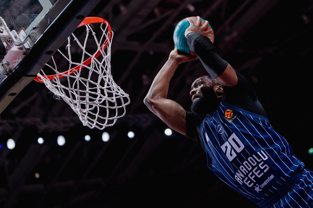 Anadolu Efes Barcelona deplasmanında