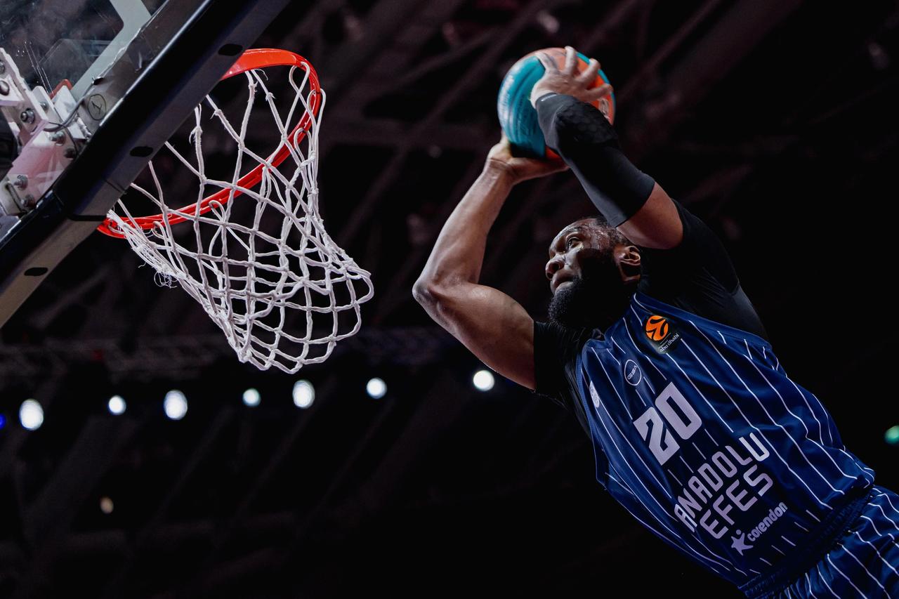 Anadolu Efes'in Barcelona karşısında yeni sezon siftahı 