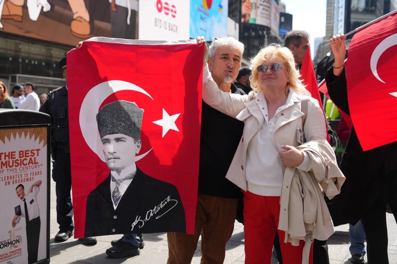 Times Meydanı'nda Ermeni yalanı protestosu