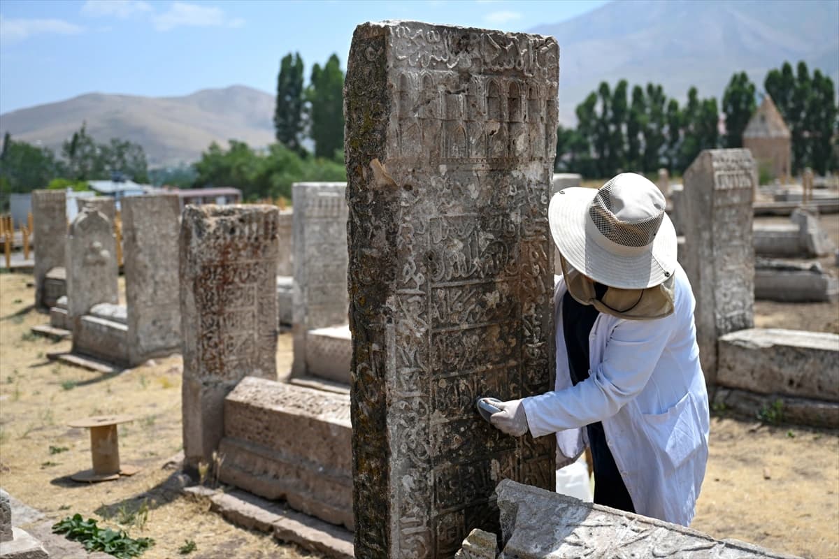 Tarihi Selçuklu Mezarlığı'nda yeni bir ustanın imzasına ulaşıldı