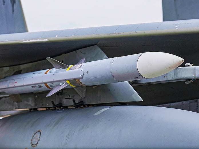 ABD Hava Kuvvetleri, AMRAAM’ın yarı boyutunda ucuz hava-hava füzesi arıyor