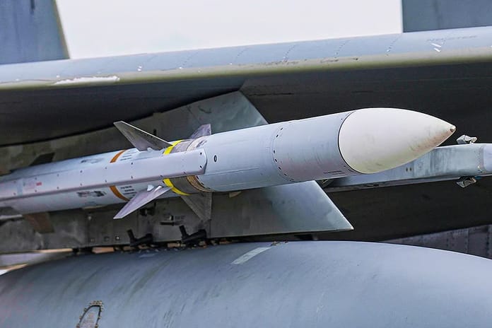 ABD Hava Kuvvetleri, AMRAAM’ın yarı boyutunda ucuz hava-hava füzesi arıyor