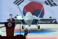 Güney Kore, KF-21 savaş uçağının seri üretim ilk platformunu tanıttı