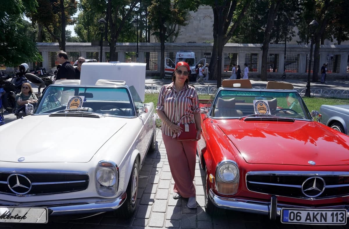 Sultanahmet Meydanı zamana meydana okuyan otomobillerle süslendi