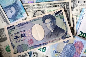 Japanese Yen Plummets to 40-Year Low
