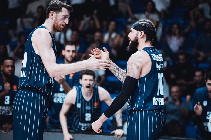 12. yılında 'Pembe Top Sahada':  Anadolu Efes, kapalı gişede Panathinaikos'u konuk ediyor