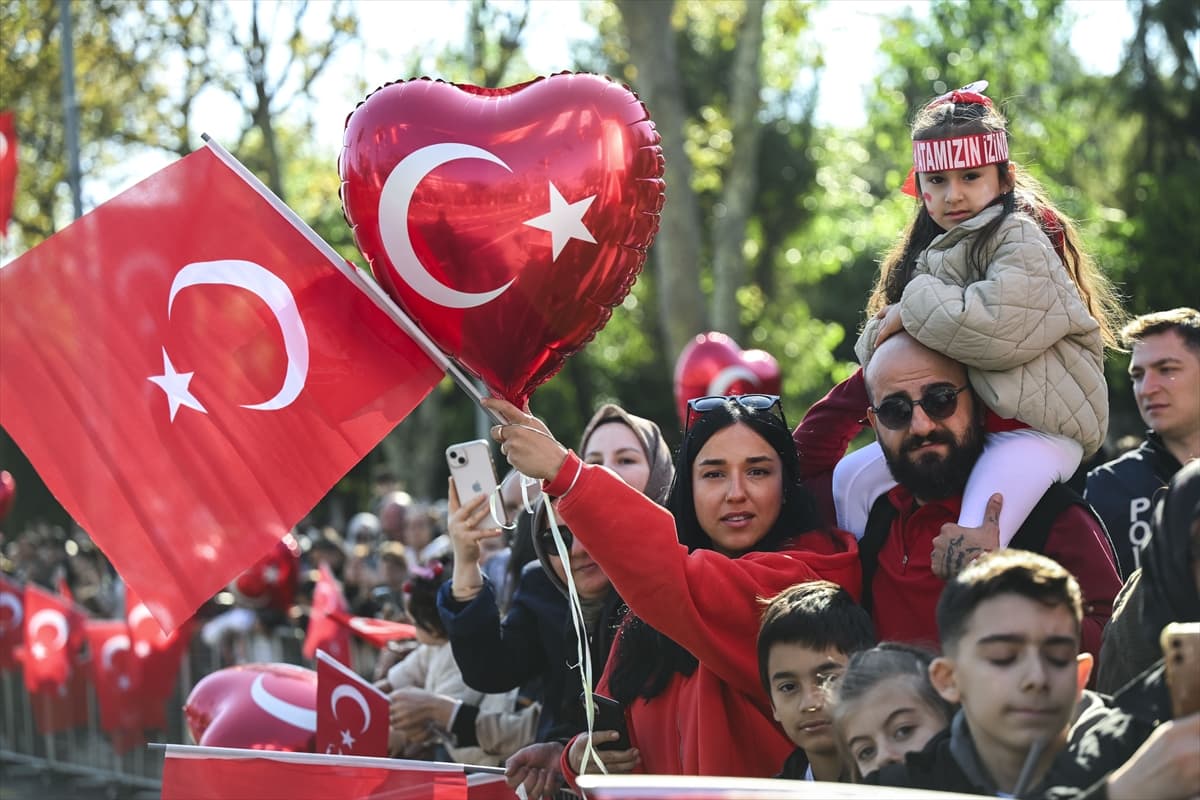 Vatan Caddesi'nde Cumhuriyet'in 102 yıllık gururu: İstanbul ayakta!