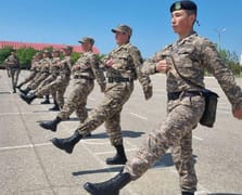 Kazakistan askerleri İngiltere'ye eğitime gidecek