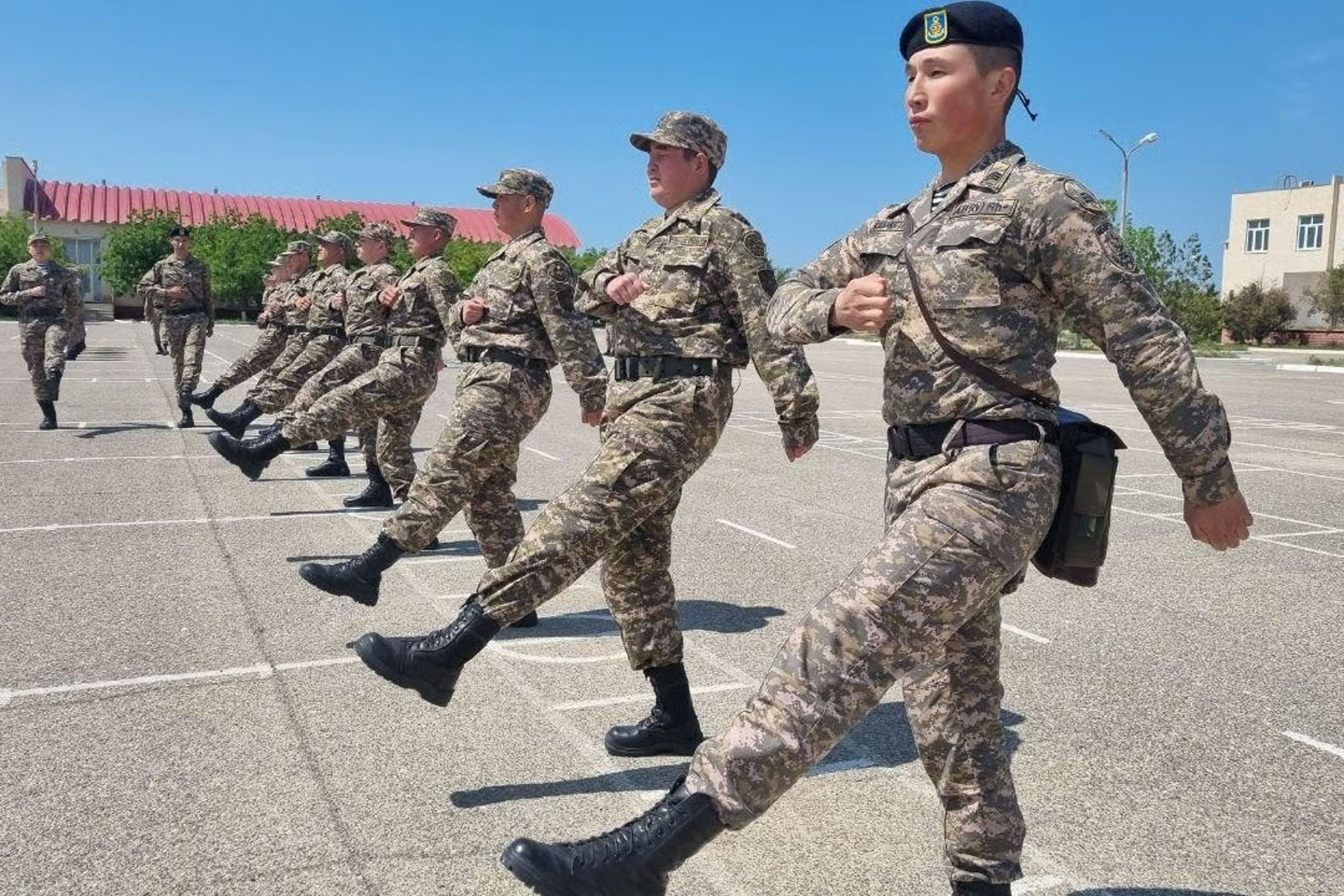 Kazakistan askerleri İngiltere'ye eğitime gidecek