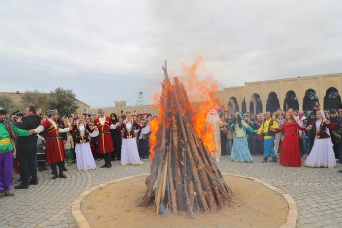 Dede Korkut ve Bahar Kız halkı selamladı