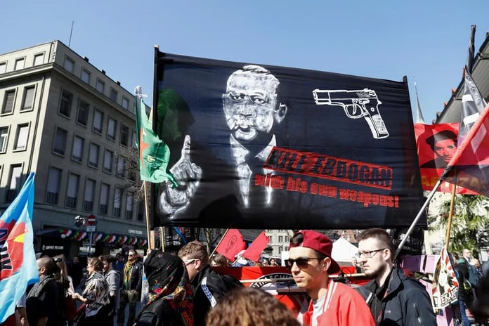 İsviçre Mahkemesi'nden Cumhurbaşkanı Erdoğan'ı hedef alan pankartı açanlara ceza