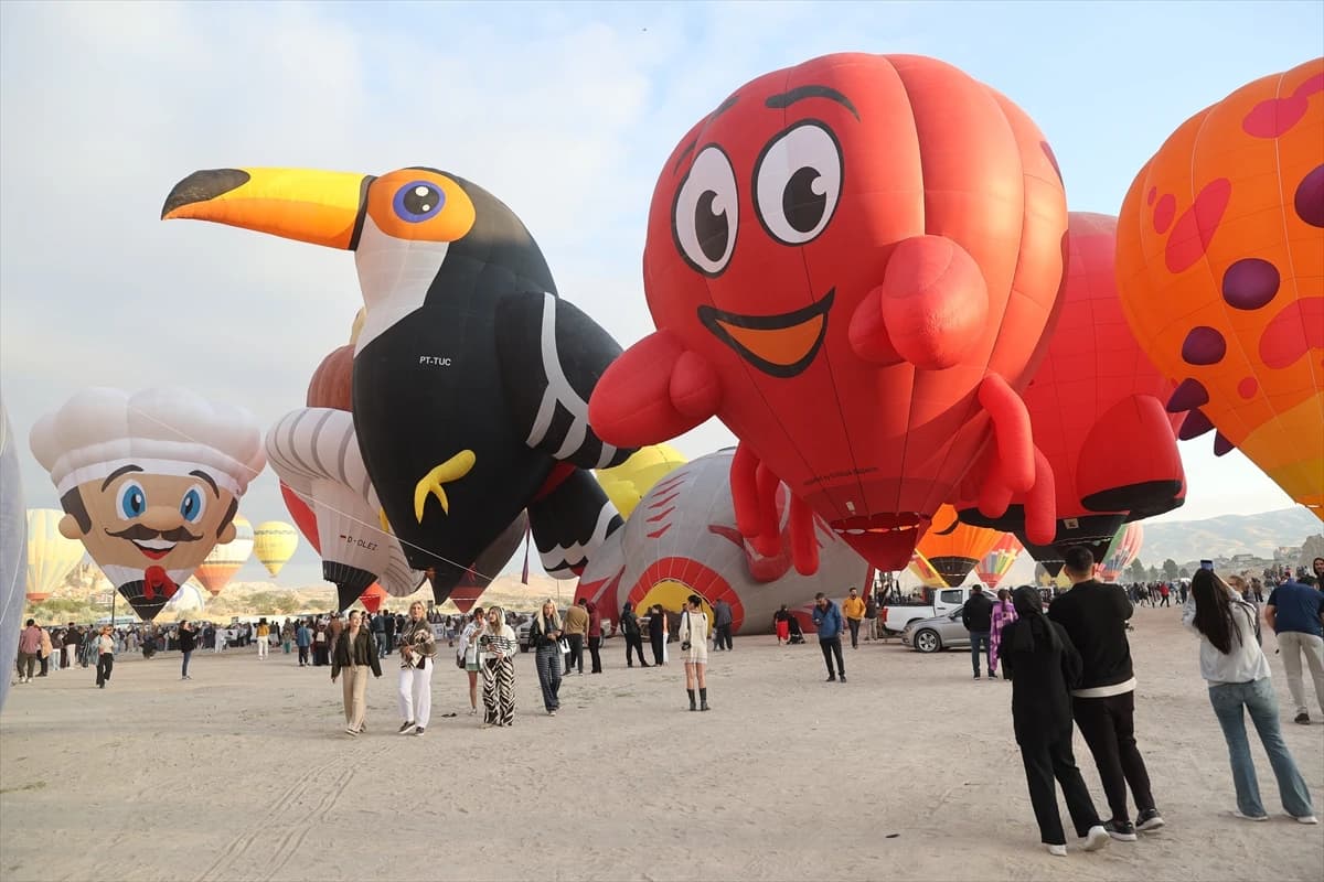 Kapadokya semalarında görsel şölen: 7. Balon Festivali 30 dev figürle başladı