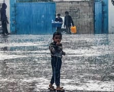 Gazze'de felaket: Yağmur binlerce çadırı yuttu ve İsrail yardım engeline devam ediyor