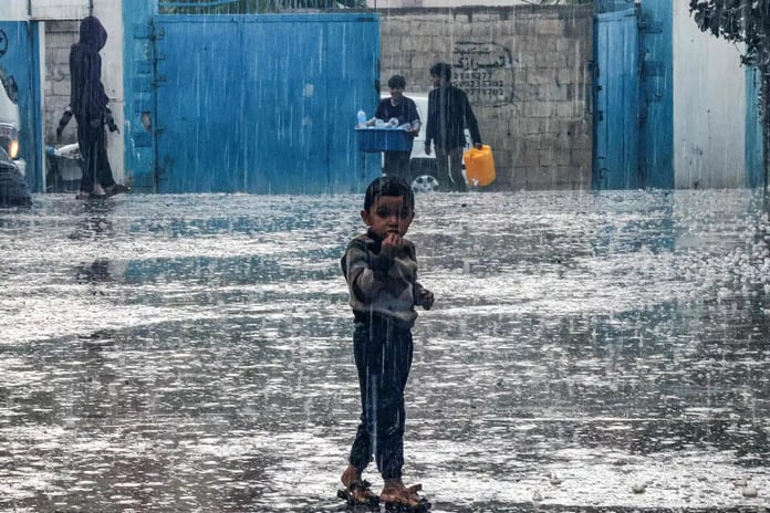 Gazze'de felaket: Yağmur binlerce çadırı yuttu ve İsrail yardım engeline devam ediyor