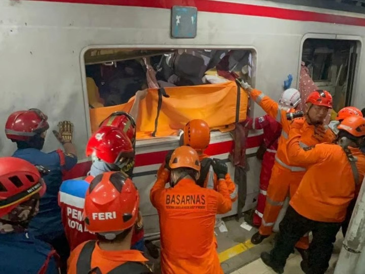 Endonezya'da iki tren çarpıştı: 4 kişi hayatını kaybetti