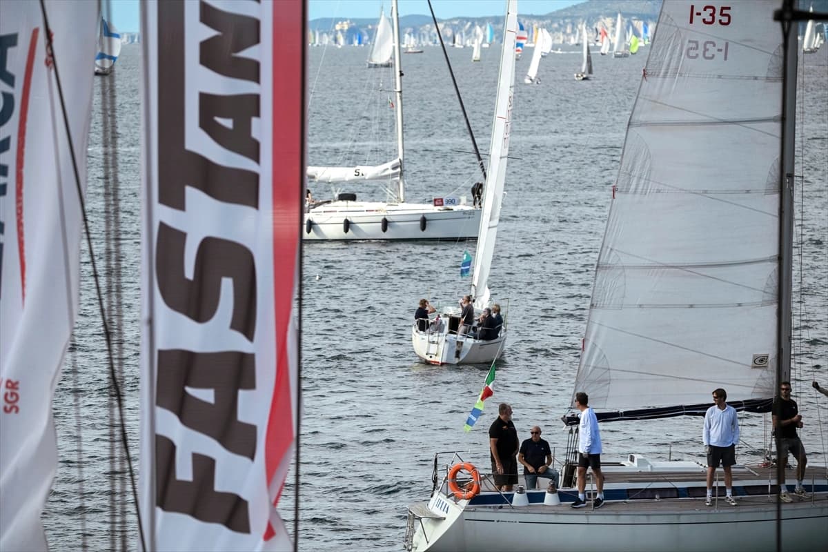 Bini aşkın yelkenli Trieste Körfezinde kozlarını paylaşıyor