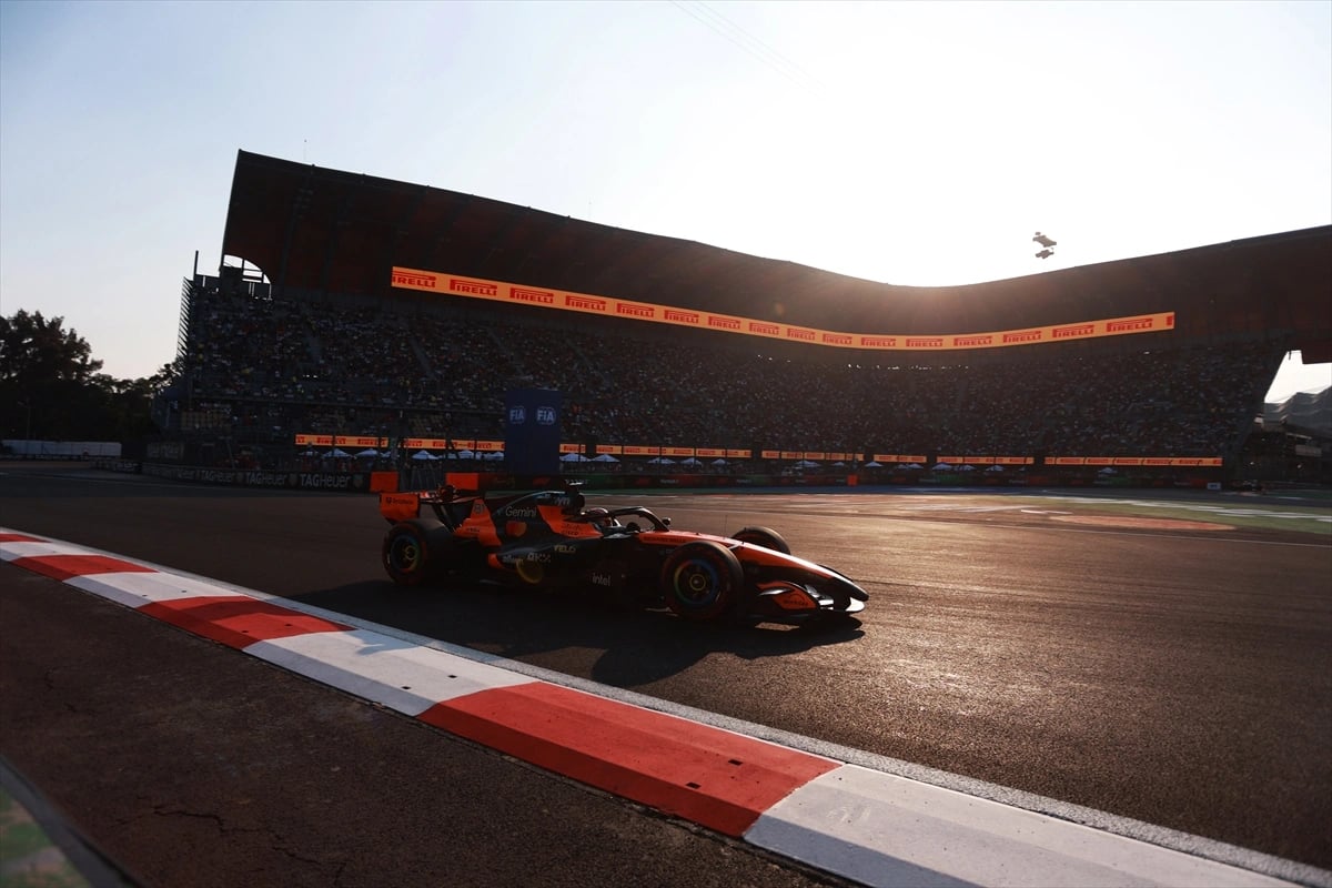 F1 Meksika GP'sinde antrenman zamanı 