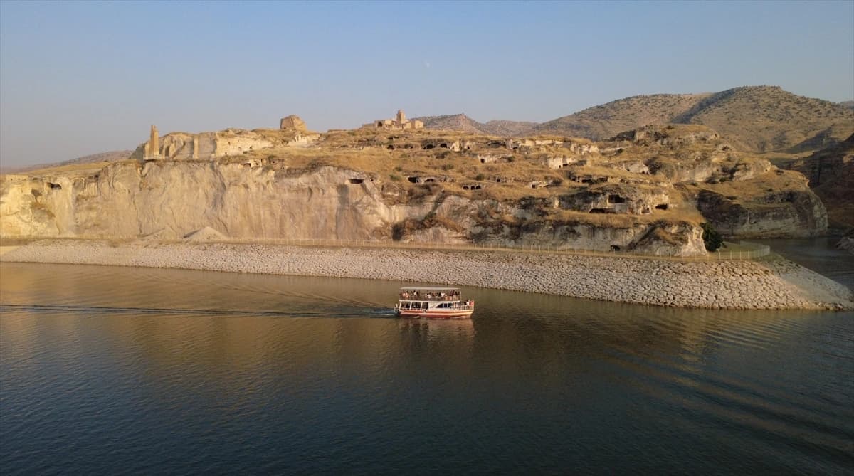 Ilısu Baraj Gölü ziyaretçilerine tarihi panorama sunuyor