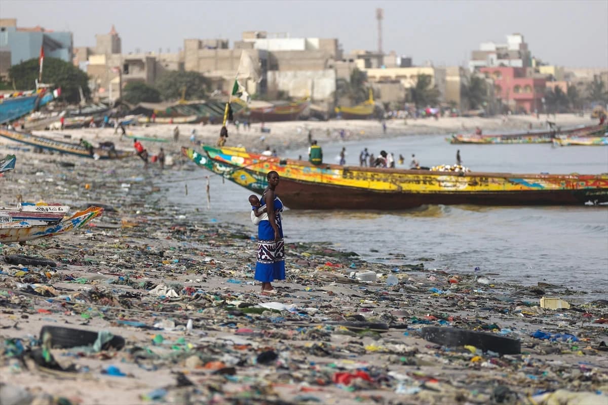 Batı Afrika'nın simge körfezlerinden biri plastik kirliliğiyle mücadele ediyor