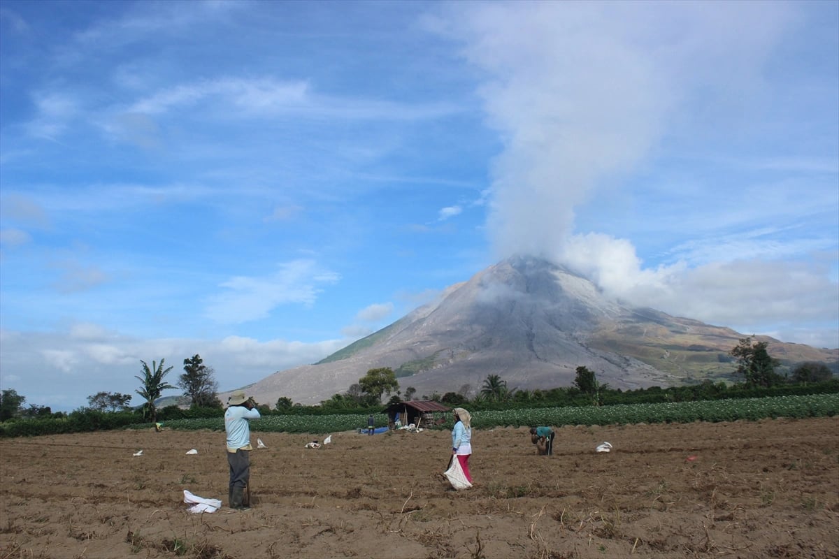 Sinabung Yanardağı'nın patlama anı kameralara yansıdı