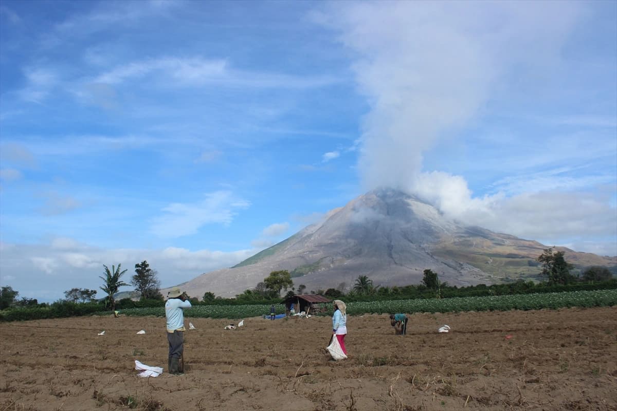 Sinabung Yanardağı'nın patlama anı kameralara yansıdı