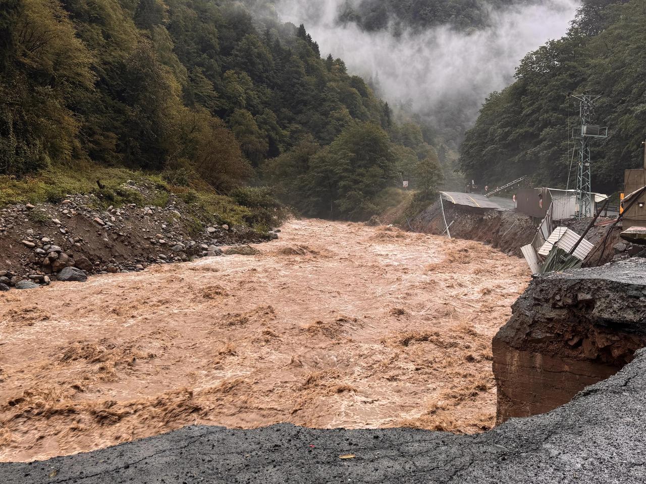 Rize'de sağanak hayatı felç etti 
