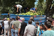 Dedelerinin hayrına 10 ton karpuzu ücretsiz dağıttılar